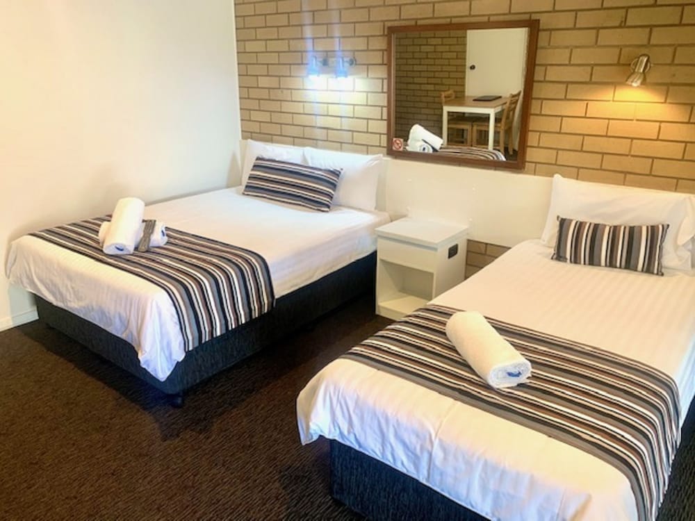 Standard Twin Room (1x Double & 1x Single) photo 2