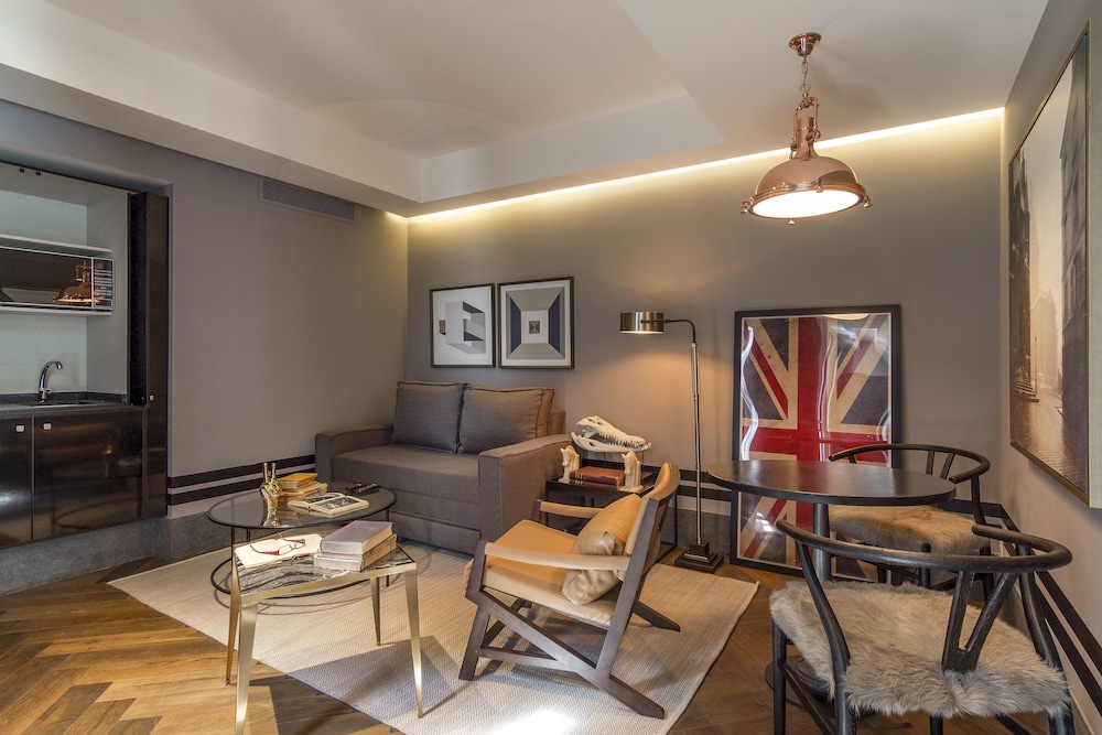 Deluxe Studio Suite, 1 King Bed with Sofa bed photo 1