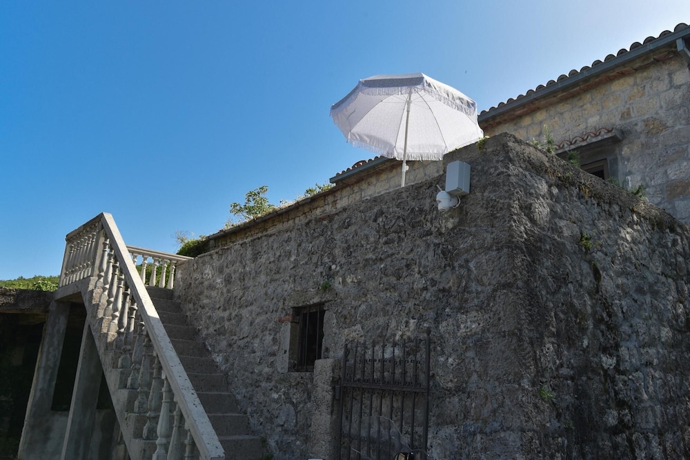 House, Smoking photo 2