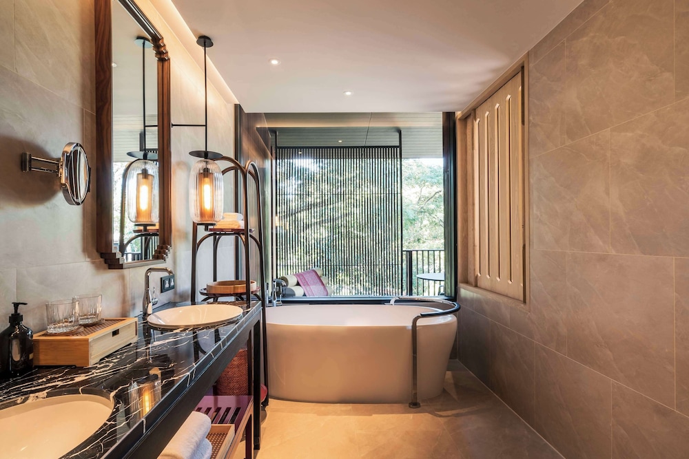 Suite, 1 King Bed, Garden View - Photo 4