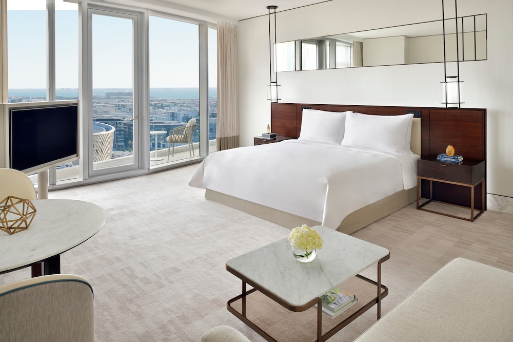 Junior Suite - Exclusive Access to Level 54 Infinity Pool & Club Lounge photo 1