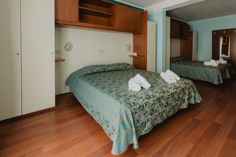 Quadruple Room - Photo 9
