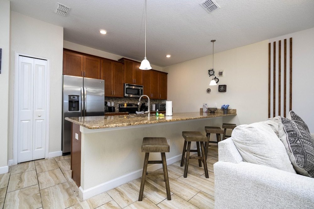 Beautiful 4BR 3BA Home w Pool at Storey Lake, Foto 13
