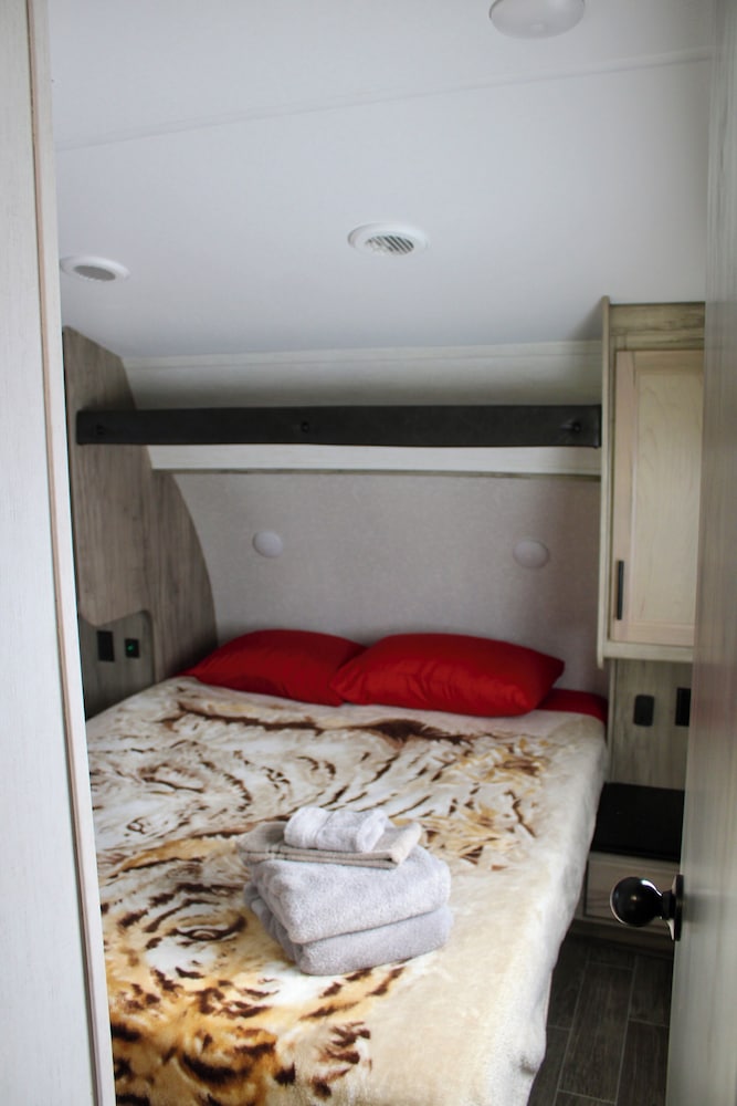 Deluxe Mobile Home photo 2