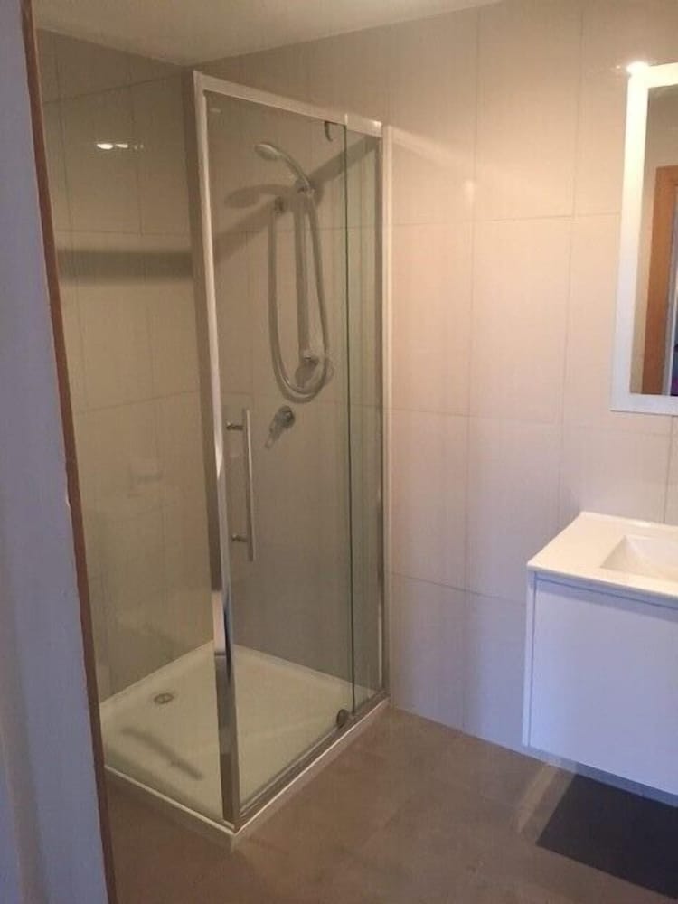 Queen Room, Ensuite photo 3