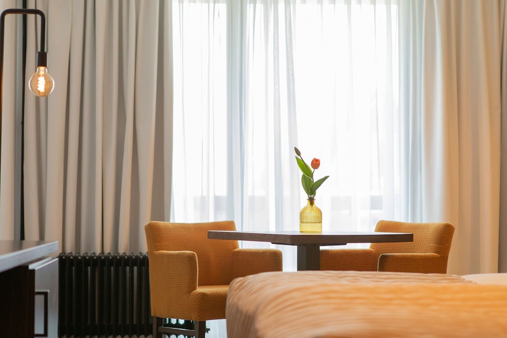 Deluxe Room, 1 King Bed, Balcony photo 1