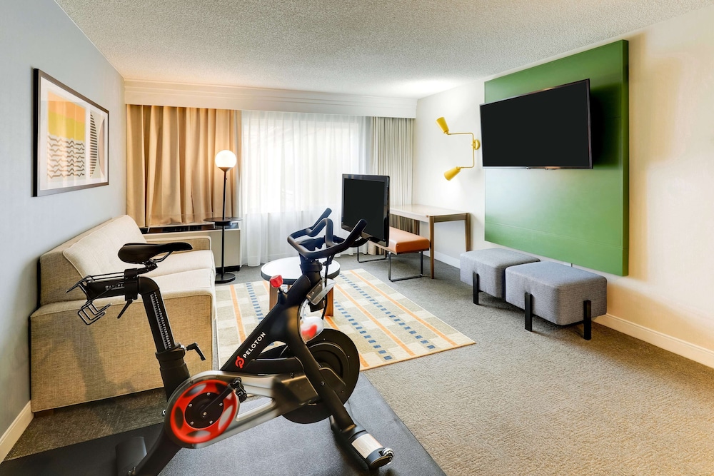 Superior Suite, 1 King Bed with Sofa bed thumbnail 6