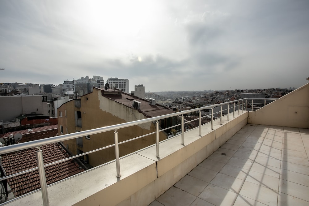Penthouse With Balcony And Kitchenette photo 2