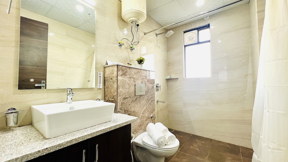 Premier One Bedroom Apartment - Photo 3