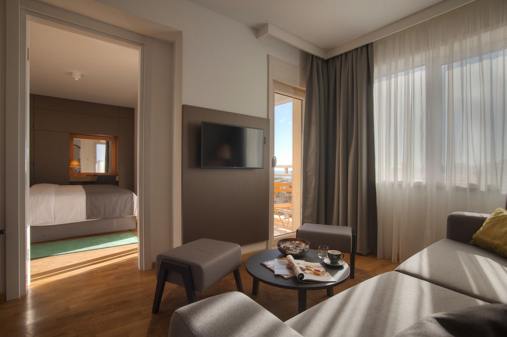 Deluxe Room, Partial Sea View photo 3