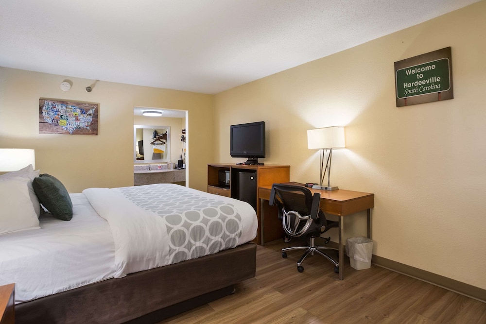 Standard Room, 1 King Bed, Non Smoking - Photo 8