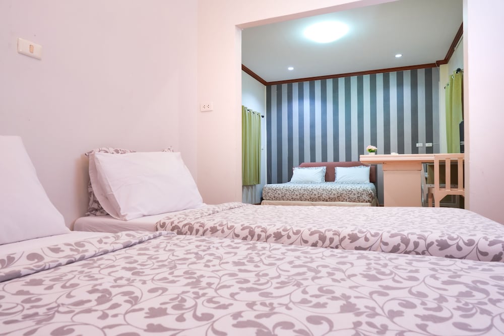 Deluxe Quadruple Room - Photo 10