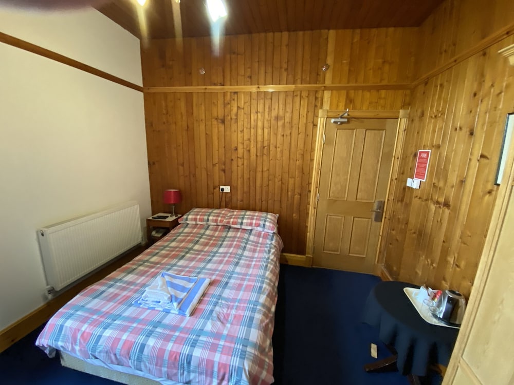 Double Bed Traditional Wood Paneled