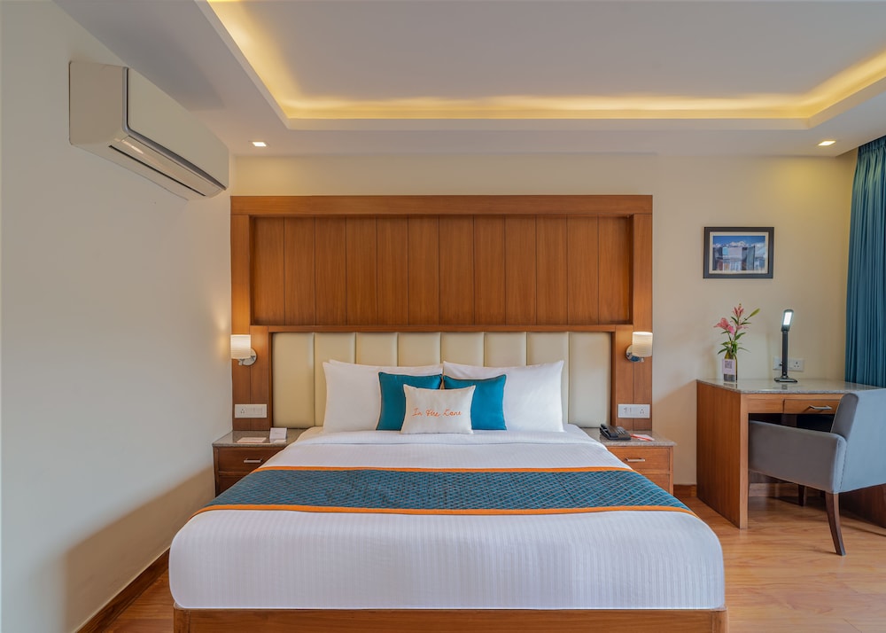Luxe Room with Balcony - Photo 8