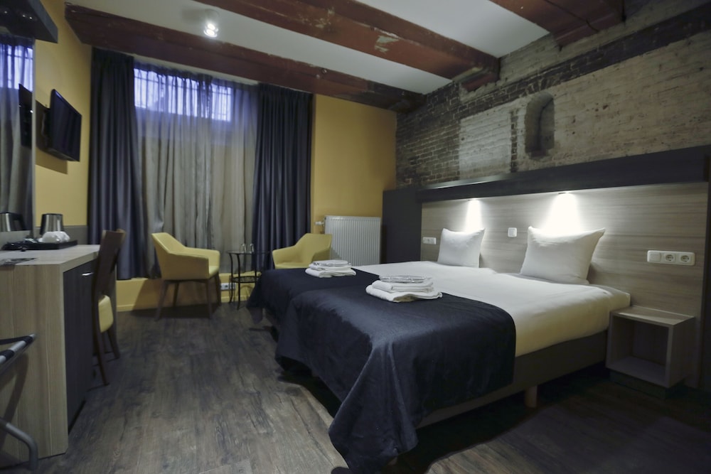 Standard Twin Room (Basement Room, 2 Twin Beds)