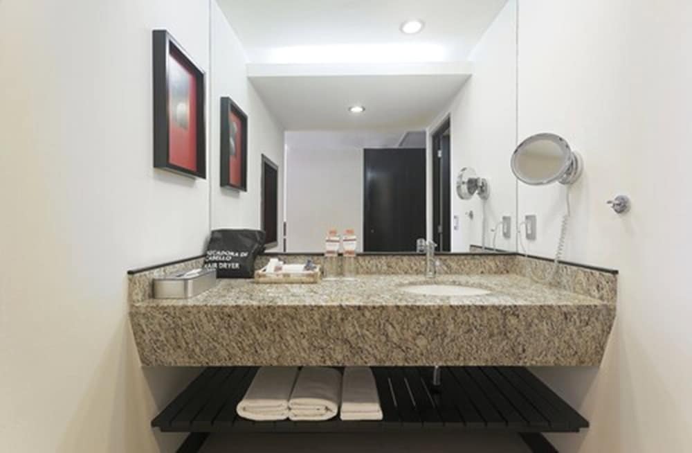 Junior Suite, 2 Queen Beds (Crowne) - Photo 12