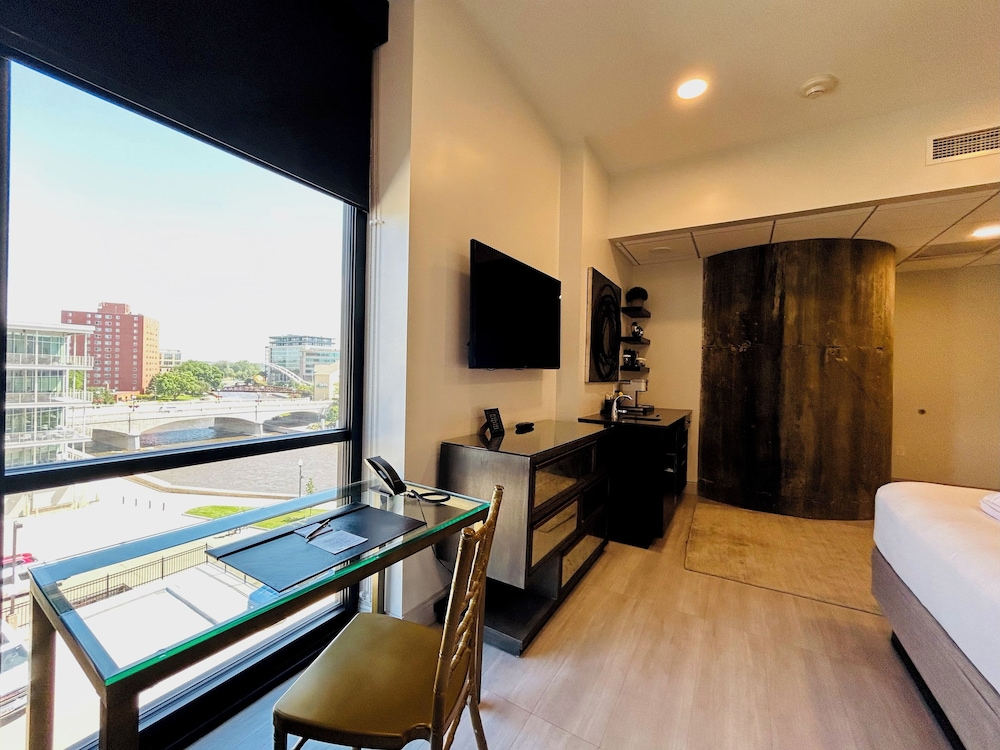 Deluxe Room, 1 King Bed, River View (Chimney King) photo 3