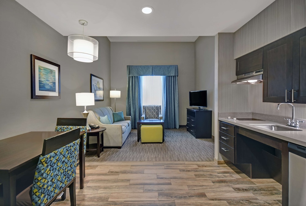 Suite, 1 King Bed, Accessible, Bathtub