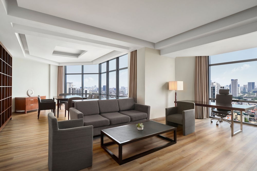 Executive Suite, 1 King Bed, City View