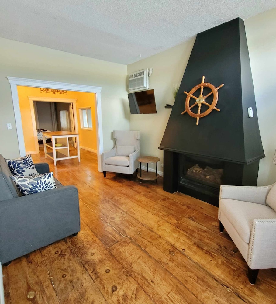 Standard Apartment, 1 Queen Bed with Sofa bed, Accessible, Fireplace (Stateroom 10 by Canalside Inn) photo 3