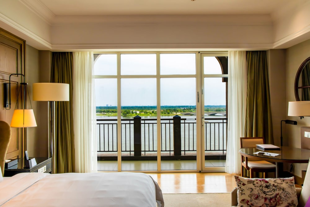Deluxe Room, 2 Twin Beds, Balcony, Lake View photo 3