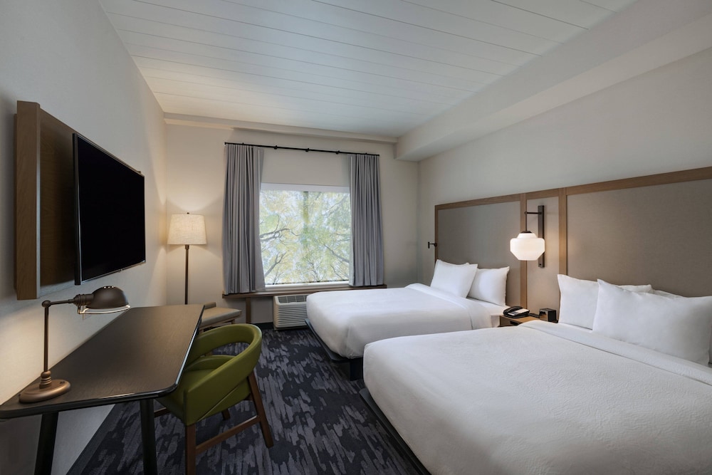 Room, 2 Queen Beds (Mobility Accessible, Roll-In Shower) - Photo 2
