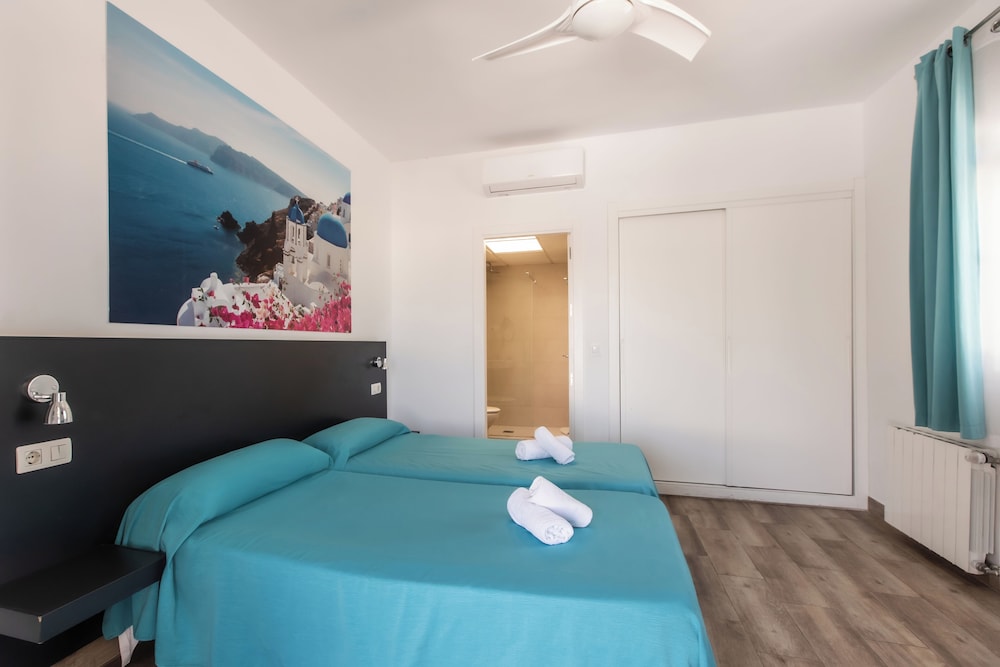 Standard Double Room with Free Airport Shuttle - Photo 10