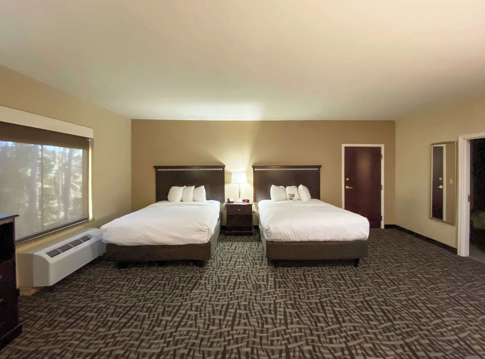 Queen Suite Deluxe Accessible - Photo 1
