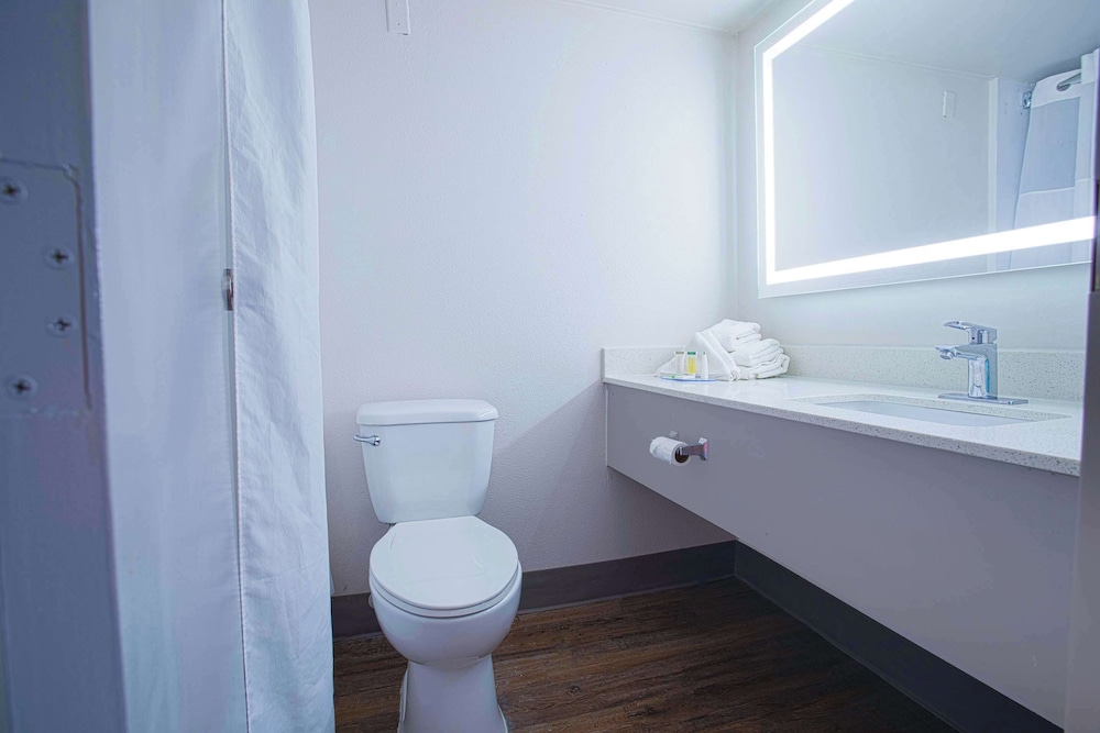 Suite, 1 King Bed, Non Smoking, Jetted Tub - Photo 7