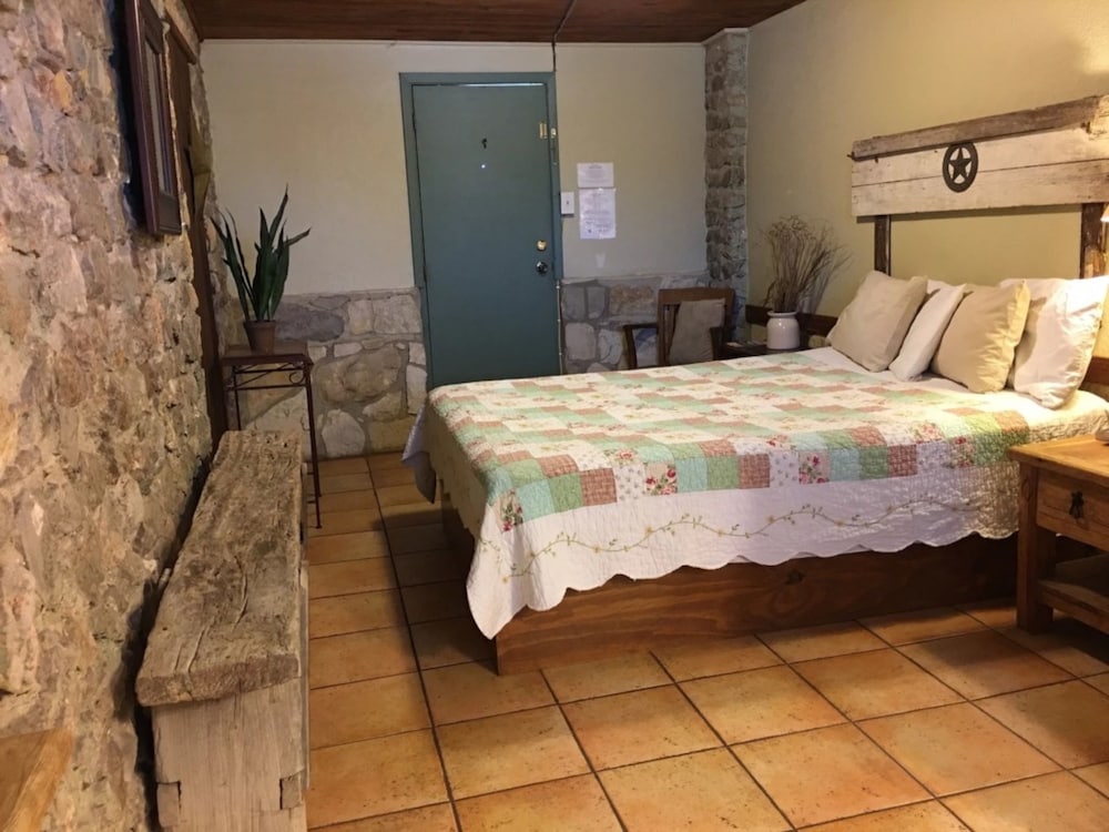 Room, 1 Queen Bed photo 1