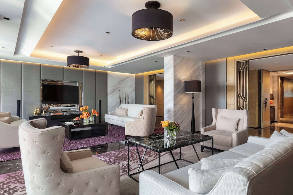 The Royal Suite with Executive Lounge Benefit thumbnail 5
