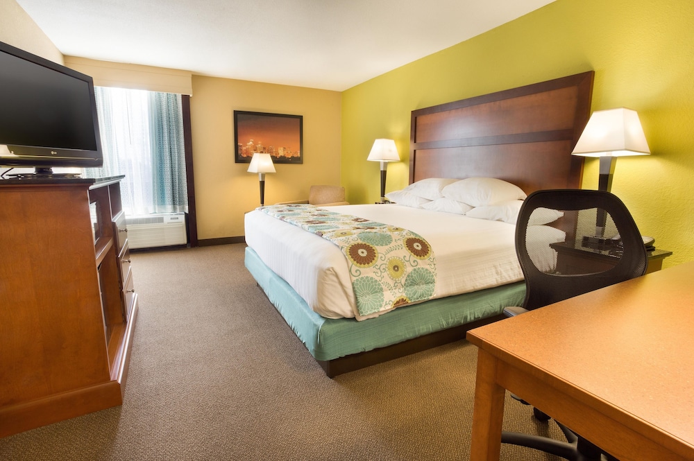Suite, 1 King Bed with Sofa bed, Refrigerator & Microwave (2 Rooms) - Photo 2
