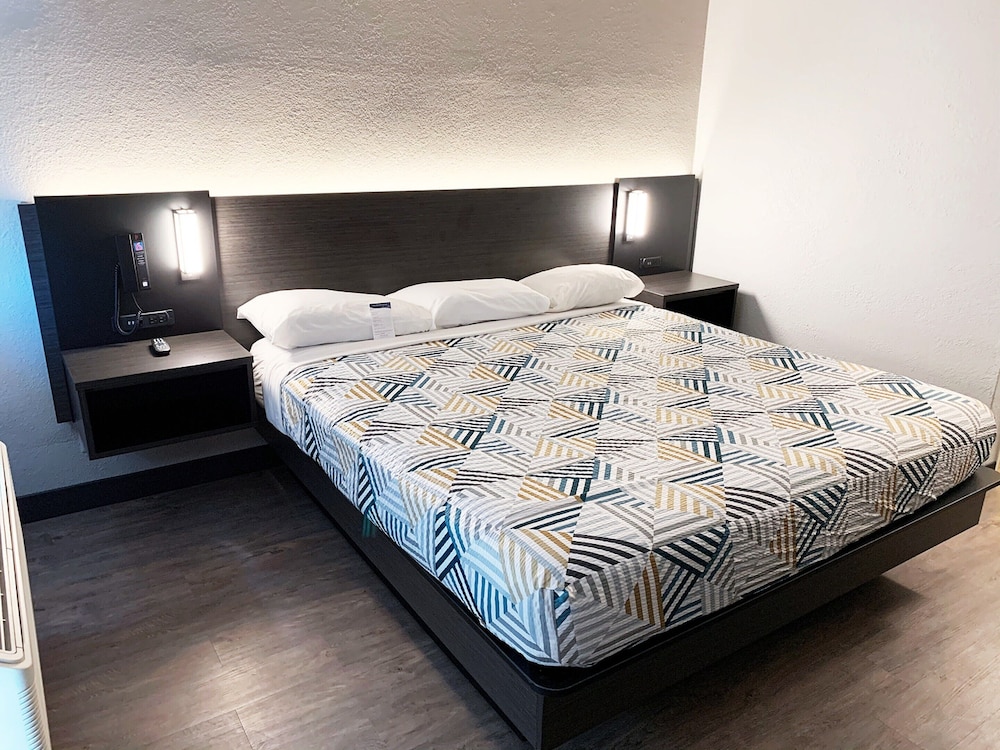 Deluxe Room, 1 King Bed, Accessible, Non Smoking photo 3