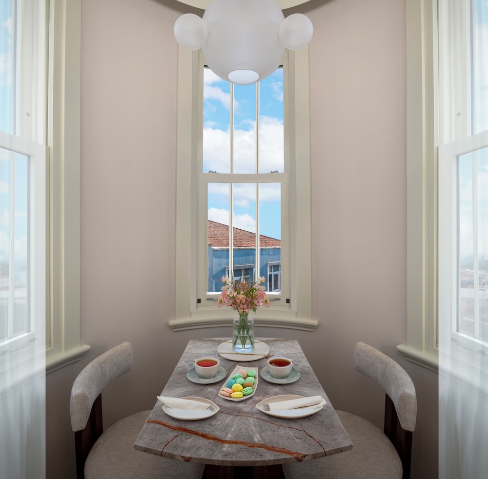 Room, Corner (Bay Window) photo 3
