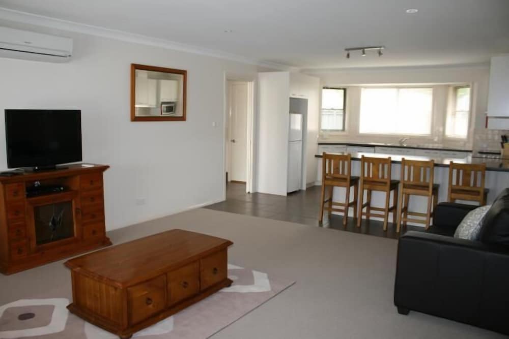 1 Bedroom Apartment 6 Railway St photo 2