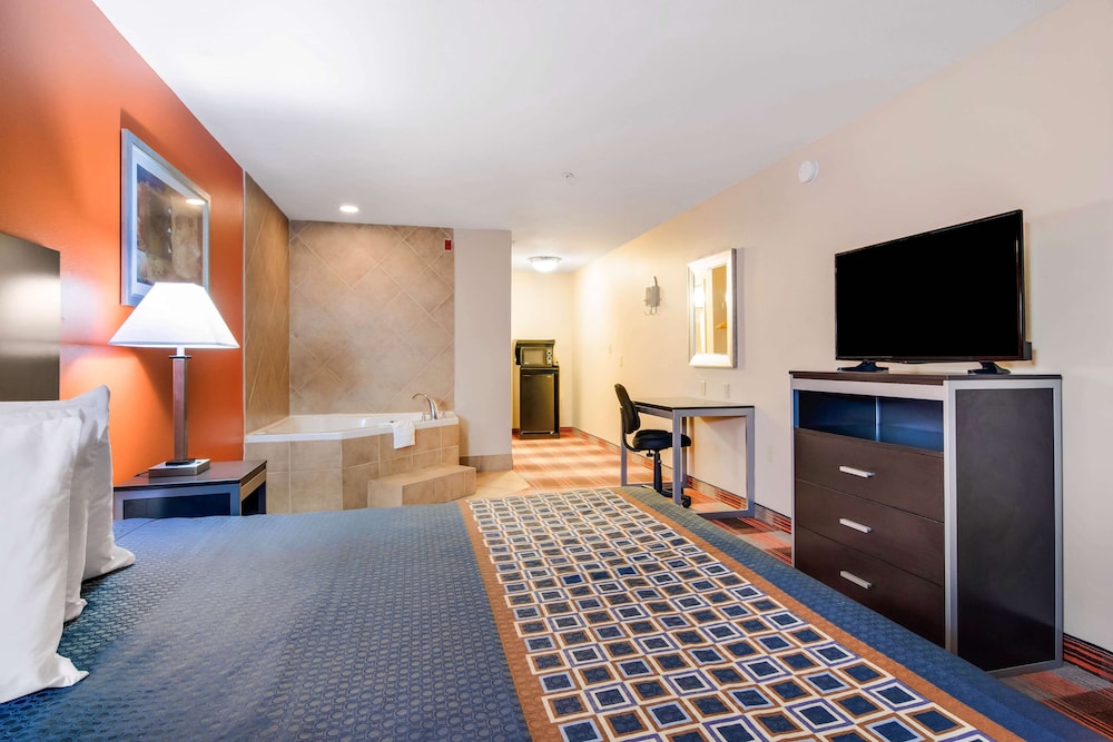 Suite, 1 King Bed, Smoking, Jetted Tub - Photo 4