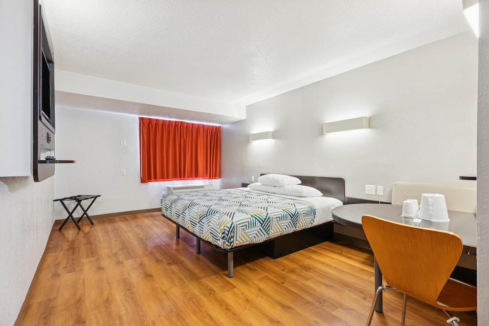 Standard Room, 1 King Bed, Non Smoking photo 3