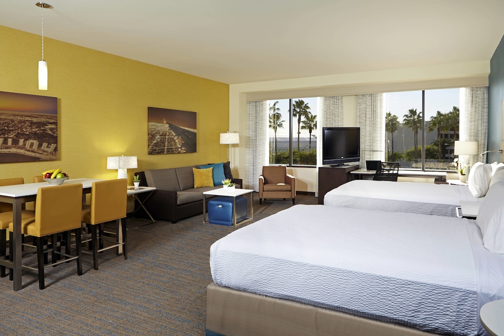 Studio, Multiple Beds (Mobility/Hearing Access, Roll-In Shwr)