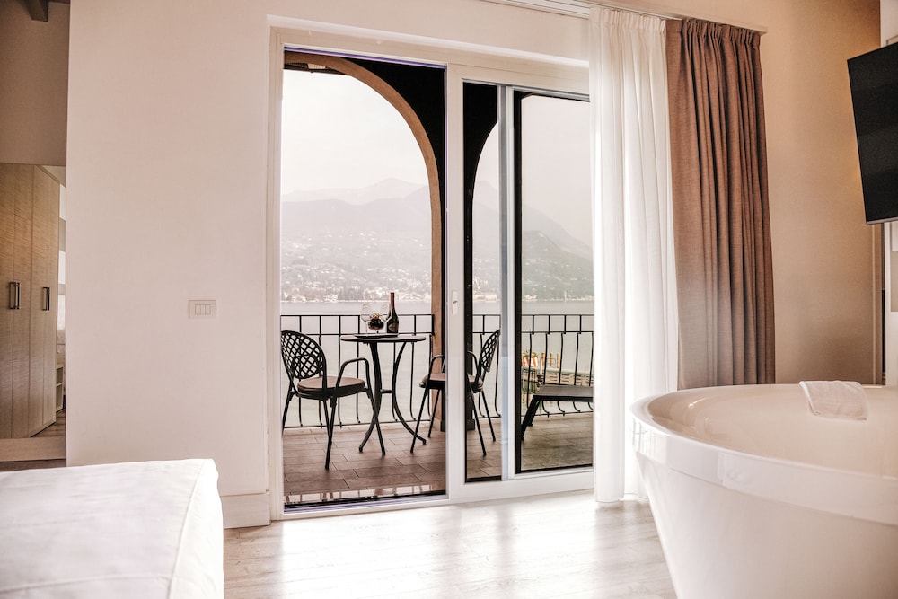 Suite, Balcony, Lake View photo 3