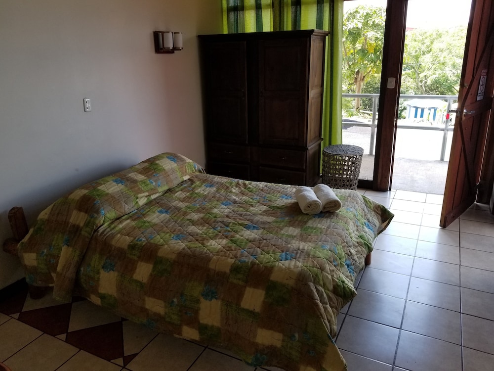 Comfort Suite, 1 King Bed, Refrigerator, Poolside
