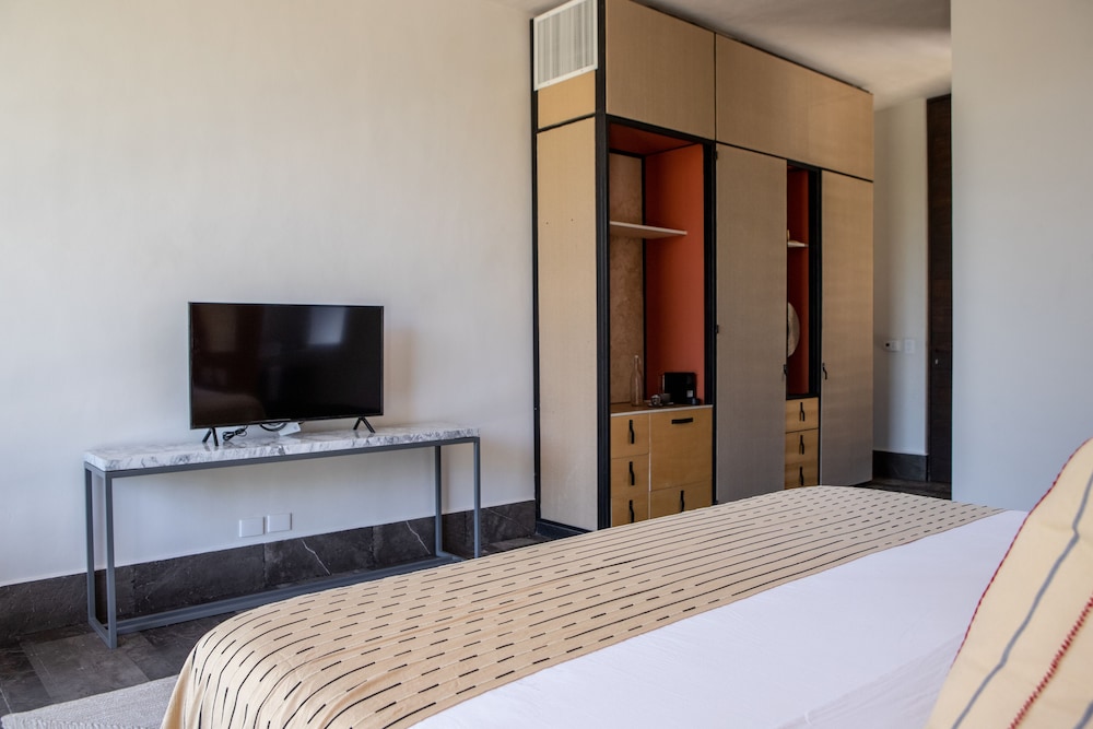 Suite, 1 King Bed - Photo 2