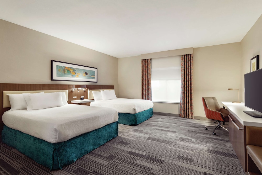 Two queen beds evolution room photo 3