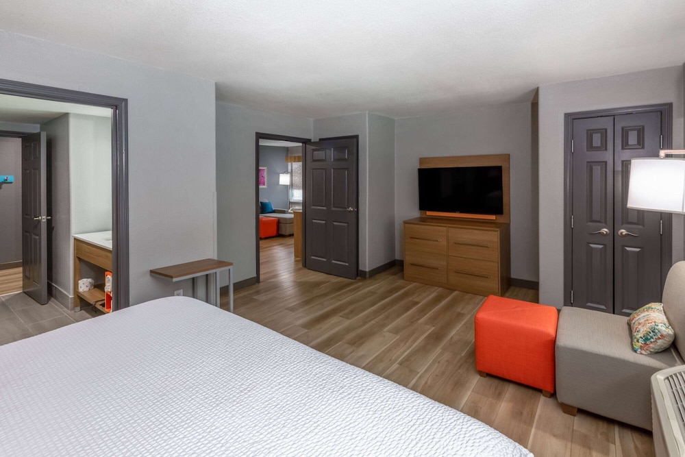 Deluxe Suite, 1 King Bed, Accessible, Non Smoking (Mobility, Tub w/ Grab Bars) - Photo 2