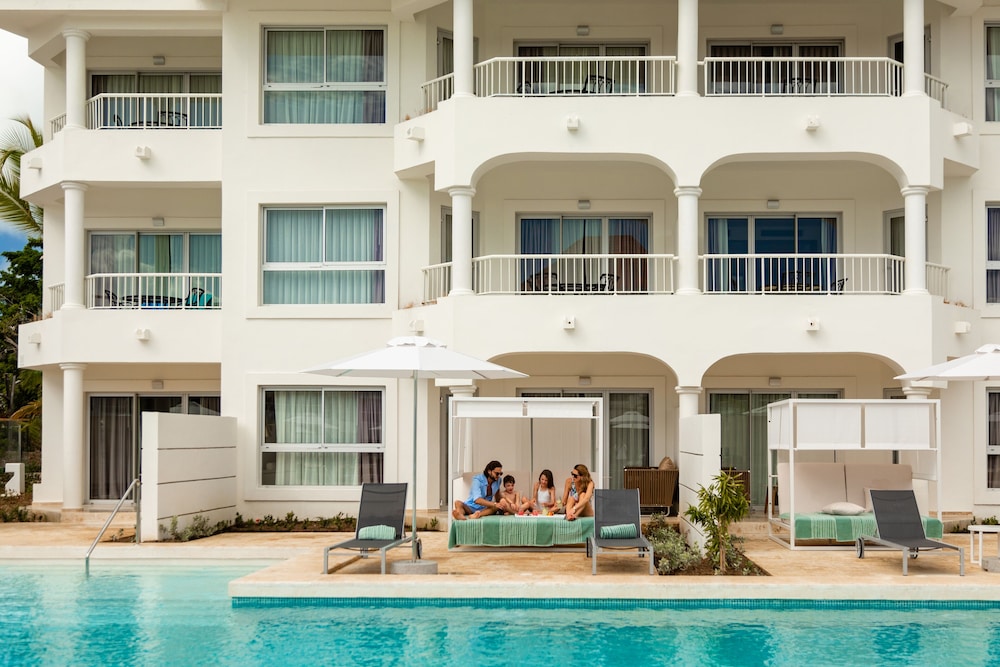 Two Bedroom Master Suite Swim-up