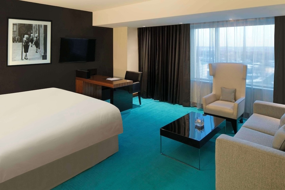 Suite, 1 King Bed with Sofa bed, Accessible, Non Smoking