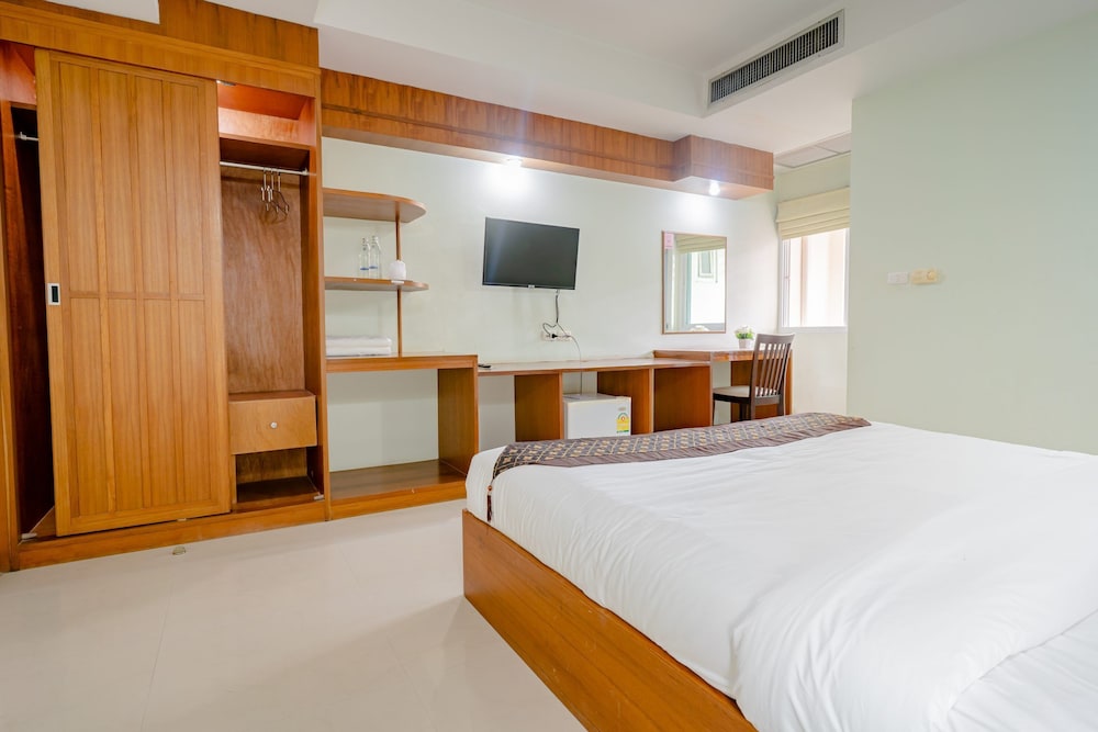 Standard King Room - Photo 5