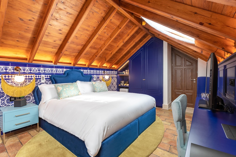 Deluxe Double Room, 1 King Bed, Non Smoking thumbnail 6