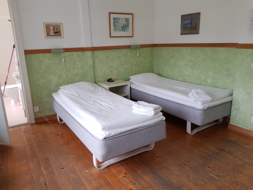 Standard Room, 2 Twin Beds (with extra bed) photo 2