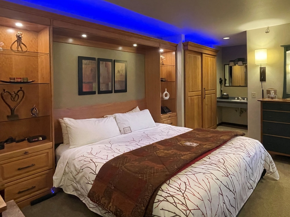 Signature Room, 1 King Bed, Fireplace, Garden View photo 3