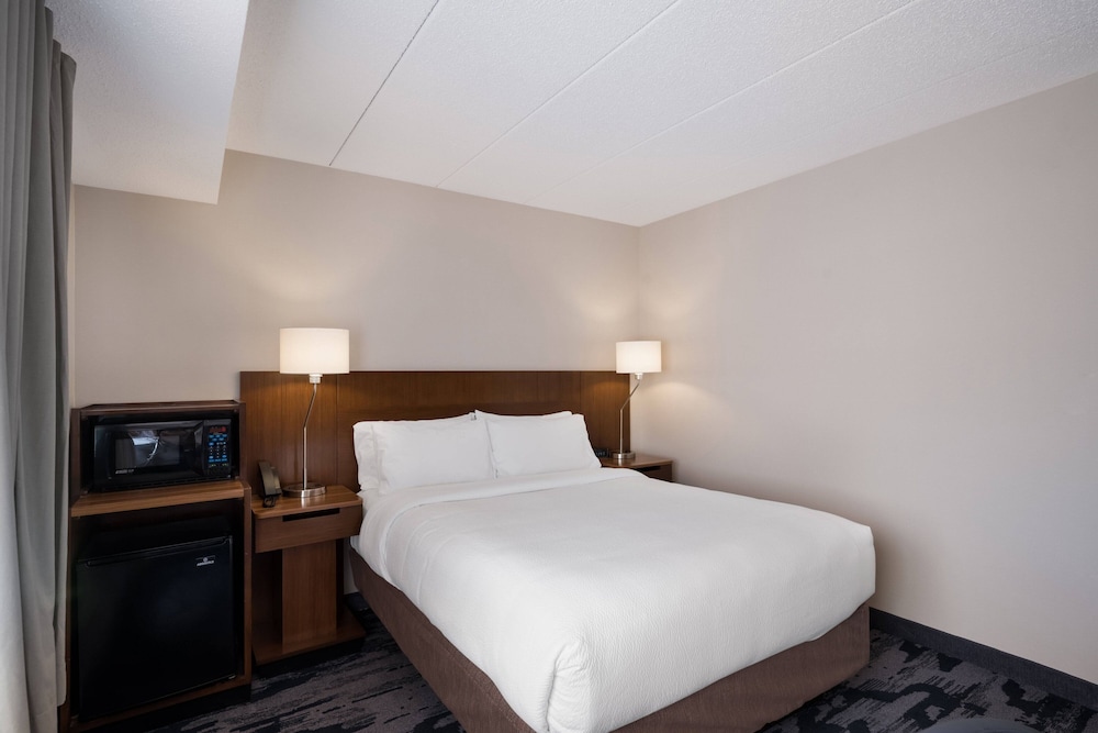 Room, 1 Queen Bed (Mobility/Hearing Accessible, Tub) - Photo 4